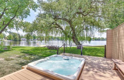 Lakefront Home with Hot Tub and Dock - Foto 2