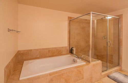 Stylish 1BR HighRise DT, Parking, Pool, Gym, W-D, Golf - Foto 40