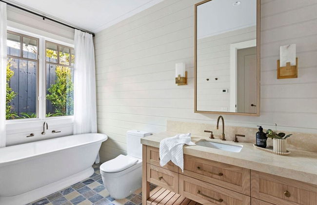 Muskoka Luxe Retreat With Pool Spa Fire Pit - Photo 10