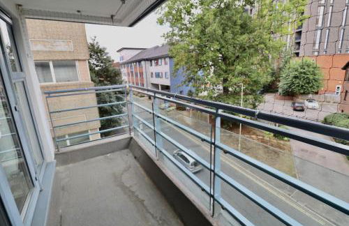 2-Bedroom Apartment with Balcony & Parking in Central Woking - Foto 11