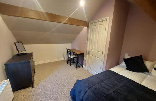 Lovely Hudds home, x4 double bedrooms & parking - Foto 6