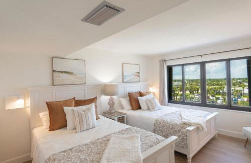 Luxury direct oceanfront corner with a large private balcony, heated pool and garage - Photo 17