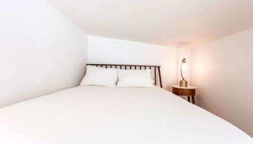 Cozy and Bright Mid-Century Gem in Eastside Action - Foto 4