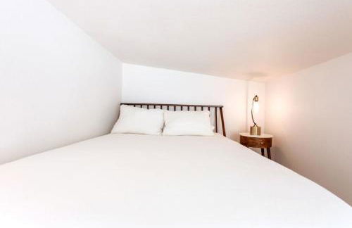 Cozy and Bright Mid-Century Gem in Eastside Action - Foto 4