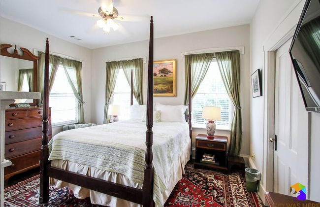 Artist's House Upper Apt Walk to Forsyth - Photo 50