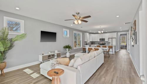 Gated Parking + Fire Pit | Near Zoo + Rhodes - Foto 2