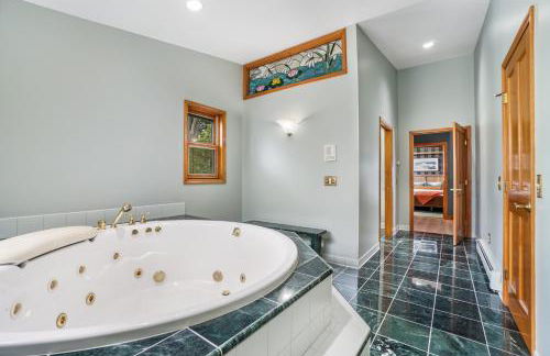 6BR Houghton Lake House with Indoor Pool, Hot Tub and Golf Simulator - Photo 14