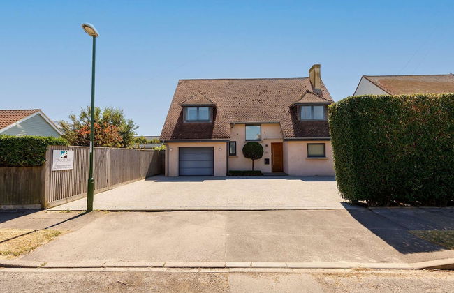 Gorgeous Home for 12 - Walk to Beach - Sea View - Photo 66