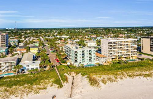 Oceanfront condo with pool, amazing view, balcony & beach access - Foto 28