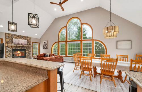 White Mountain Retreat with Theater, Fire Pit, Game Room and River Access - Foto 12