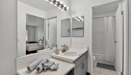 Chic furnished studio with inviting modern decor - Photo 5