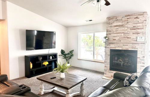 HOT TUB! King Bed-Firepitt-Near Airport& Freeway - Foto 5