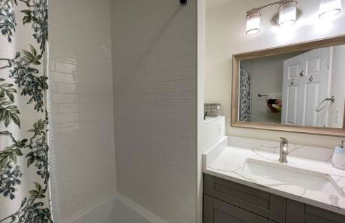 Waterfront Home with Private Beach, Stunning Views - Foto 48