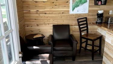 Magnificent Cabin Nestled Amidst Trees in Portage Lake, Maine - Foto 2