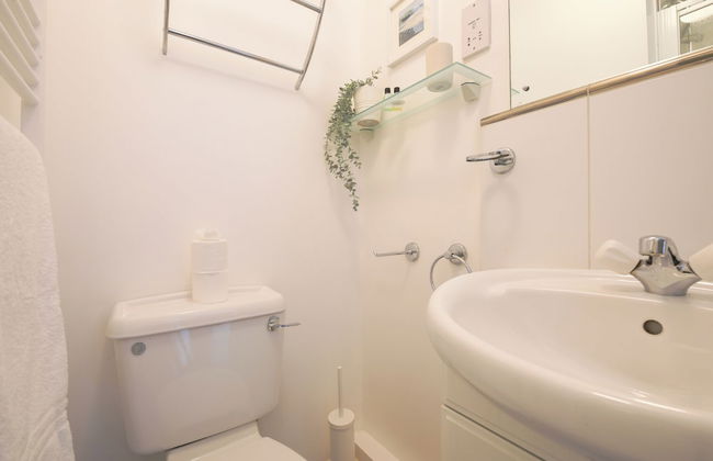 2 Bed Apartment Overlooking Water - Foto 29