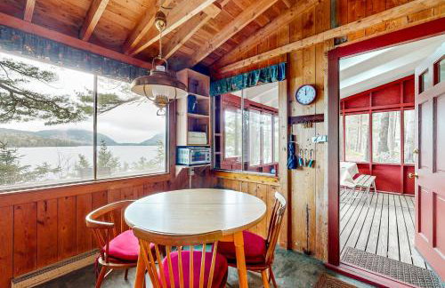 Peaceful 2BR Lakefront Cabin w/ New Dock - Foto 8