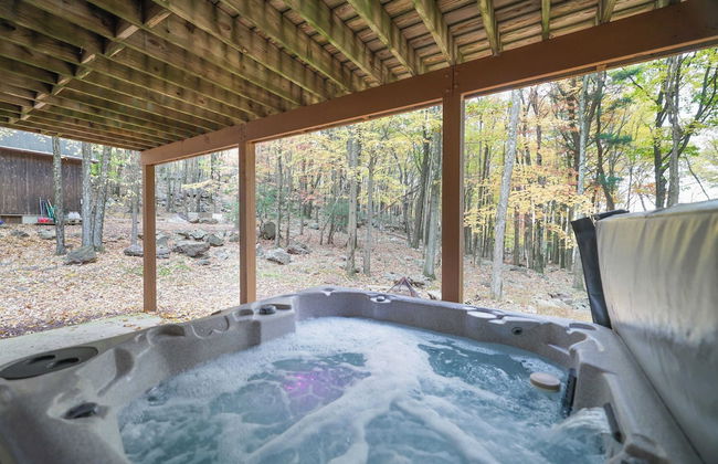 Woodland Oasis by Avantstay Hot Tub, Firepit, Walk to Lake - Photo 49
