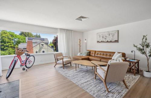 Spacious 5B2B home 5 min to airport with AC, Game Room, WiFi, Parking - Photo 1