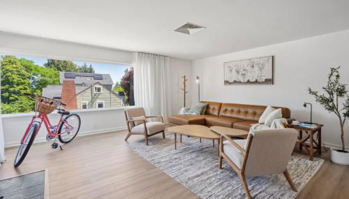 Spacious 5B2B home 5 min to airport with AC, Game Room, WiFi, Parking - Photo 1