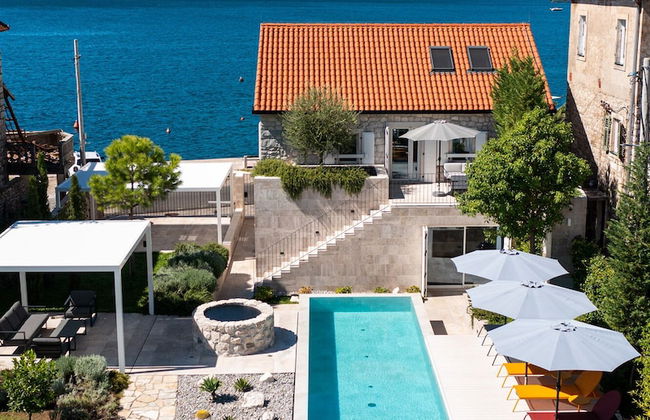 Villa Lastva is a Five Star Seafront Luxury Villa With Privite Pool - Foto 70