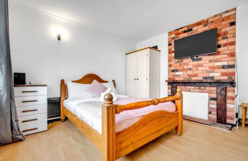 Spacious 4-Bed Haven in Orpington Retreat - Photo 13