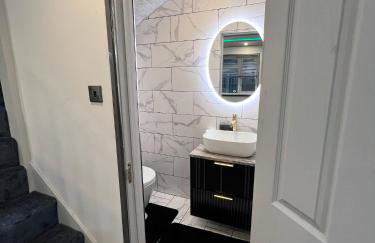 Luxxe House with Hot tub and Pool table - Photo 24