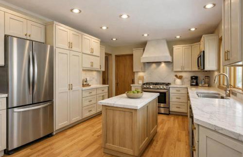 Renovated 4BR 20min to Arrowhead Stadium Sleeps 10 - Foto 2