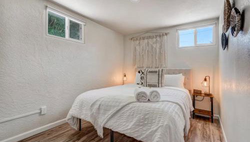 Quiet Basement Retreat | King Bed, Firepit, Yard - Foto 5