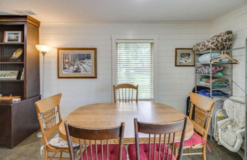 Rustic Lakefront Cabin with Dock and Fire Pit - Foto 7