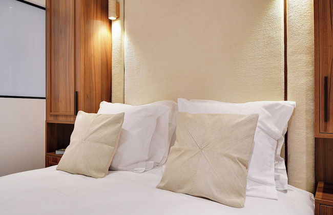 Elegant Comfort in the Heart of Paris-notre Dame - Photo 4