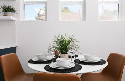 Upscale LA Getaway Sleeps 8 with Free Parking - Foto 10