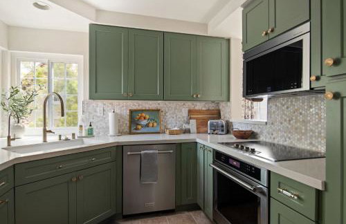 Carmel Valley 2BR with Amenities - Photo 1