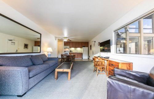 Spacious 1BR Condo w/ Lake View #136 at Donner Lake Village - Foto 5