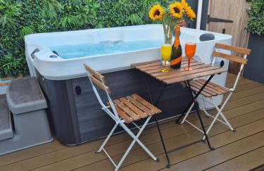 JUNGLE HOT TUB, games room, near eateries, micro brewery, pubs, beauty salons and boutique shops, Argyle, free Netflix, in the heart of Plymouth - Dogs welcome - Hosted by Absolute Accommodation Plymouth - Foto 23