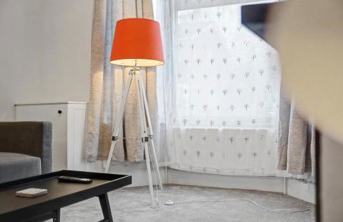 Countess House, Northampton - Stylish Modern 2-Bedroom House with Garden - Free Parking - Foto 25