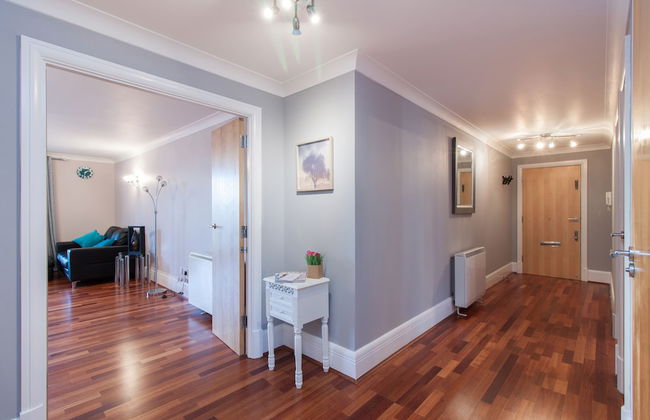 Canary Wharf Luxury River view apartment - Photo 12