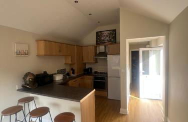 Open plan flat with large garden close to beach - Photo 8