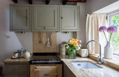 Climbing Rose Cottage - Dog Friendly - Peaceful Cotswold Cottage - Photo 16