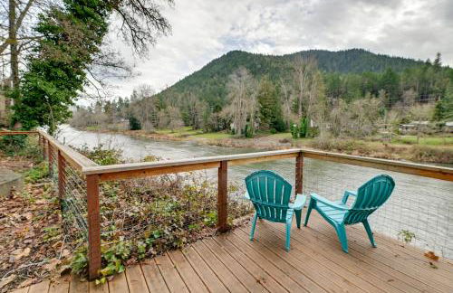 Spacious Grants Pass Home with Hot Tub and River Views - Foto 1