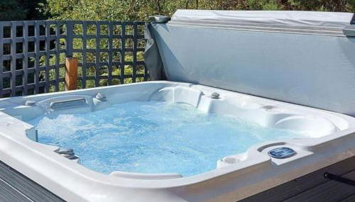 Treetops Luxury Log Cabin - Hot tub, BBQ & Sauna - Foto 2