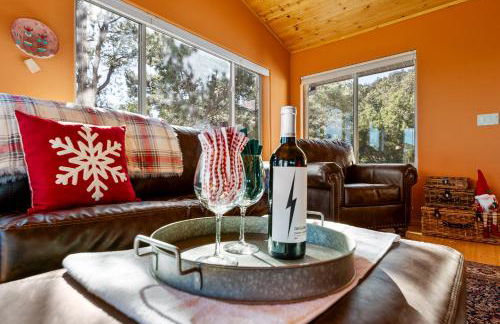 Breathtaking Cabin Backing the National Forest - Foto 7