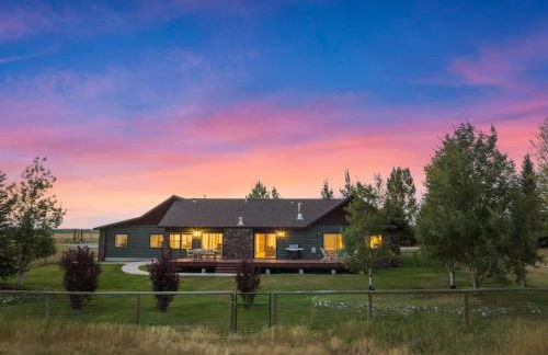 Family Fun Fireplace & Huge Deck - Photo 7