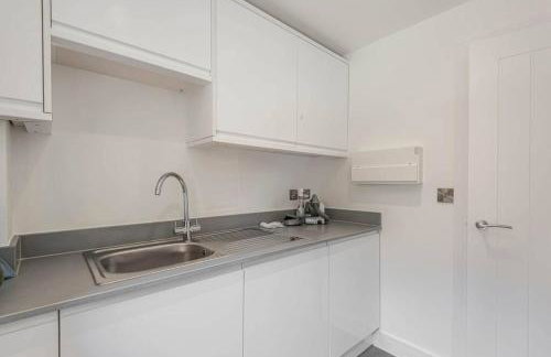 Beach Mews - Modern townhouse with patio and private parking - Photo 15