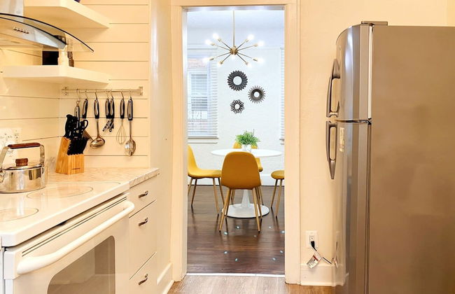 Gather Around the Mid-century Table at a Tranquil Haven - Foto 22