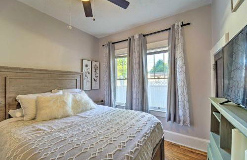 Modern, Sun-Lit Retreat with Fire Pit and Yard! - Foto 16