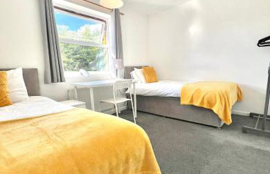 Central MK Home, Garden and Free Private Driveway Parking! 4 Beds Fully Equipped Train station 5 Mins - Photo 8