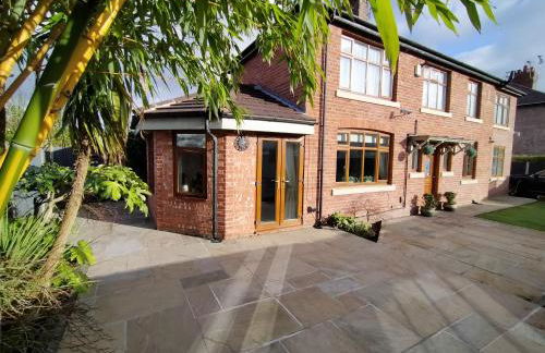 Sirius House - sleeps 7, driveway, garden - Photo 3