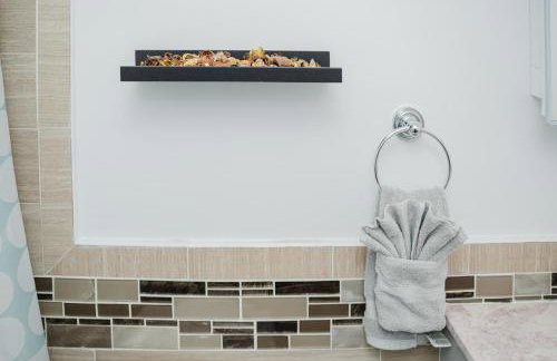 74L - 2BR Quincy - Cozy Couple Hideout near Wollaston Beach - Foto 48