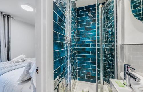 4 Bedroom 4 Bathroom House - Sleeps 7 - Prime Location, Free Parking, Self-Check-In, Workspace, Fast Wifi and Smart TV with Virgin TV and Netflix by Yoko Property - Photo 13