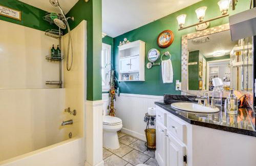 Storybook Craftsman Home with Private Hot Tub! - Foto 8